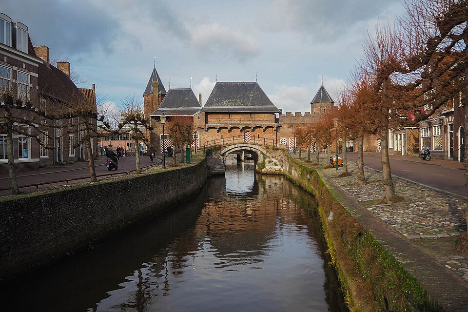 Koppelpoort y canal en Amersfoort