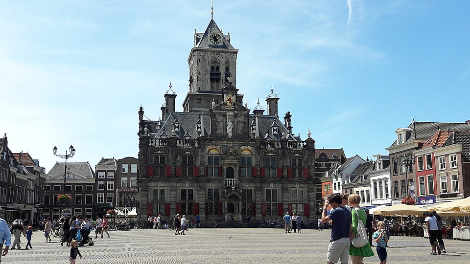 Plaza histórica y ayuntamiento de Delft