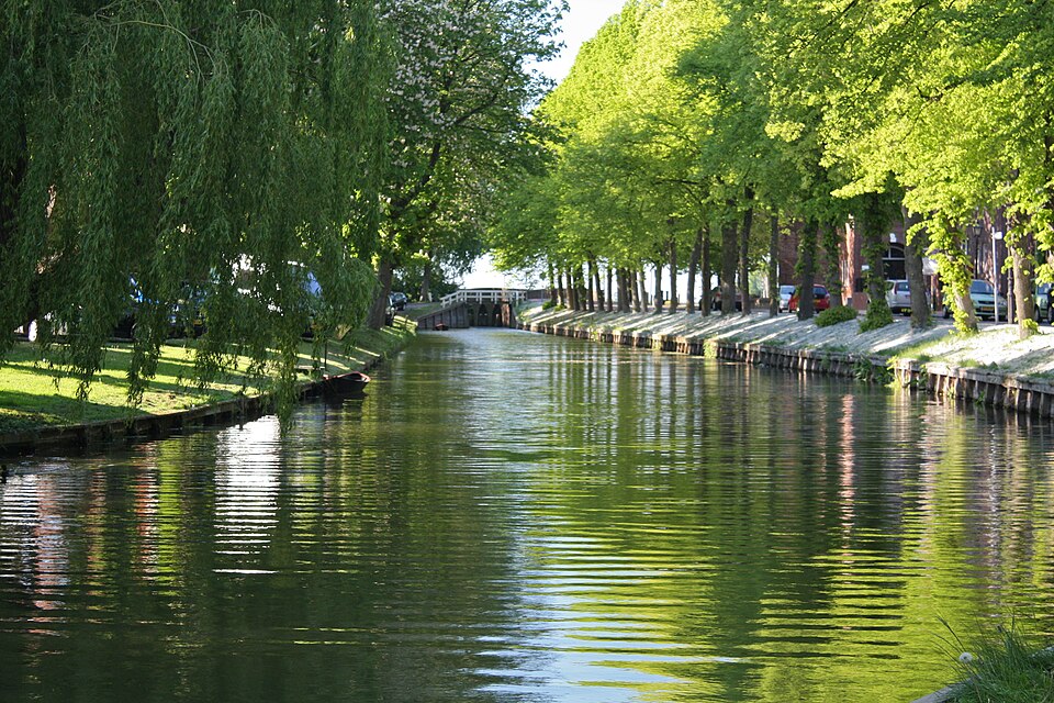 Canal arbolado en Edam