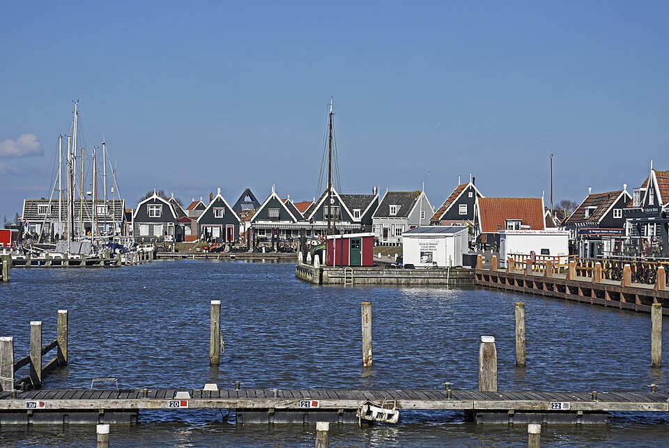 Puerto y casas tradicionales de Marken