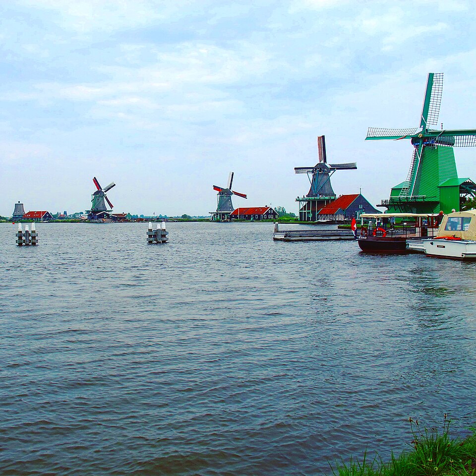 Molinos de Zaanse Schans junto al agua